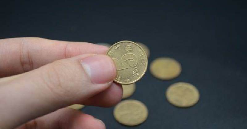 不管家裡有錢沒錢，在牆角放一枚5角硬幣，不是迷信說法，真實用